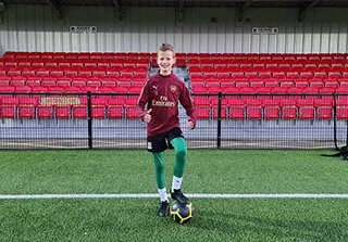 boy with arsenal top